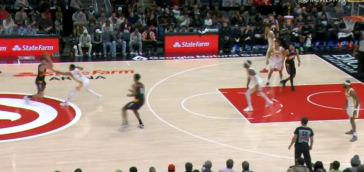 开云体育下载-杰伦-格林首节登场4分钟后被换下，目前没在太阳替补席