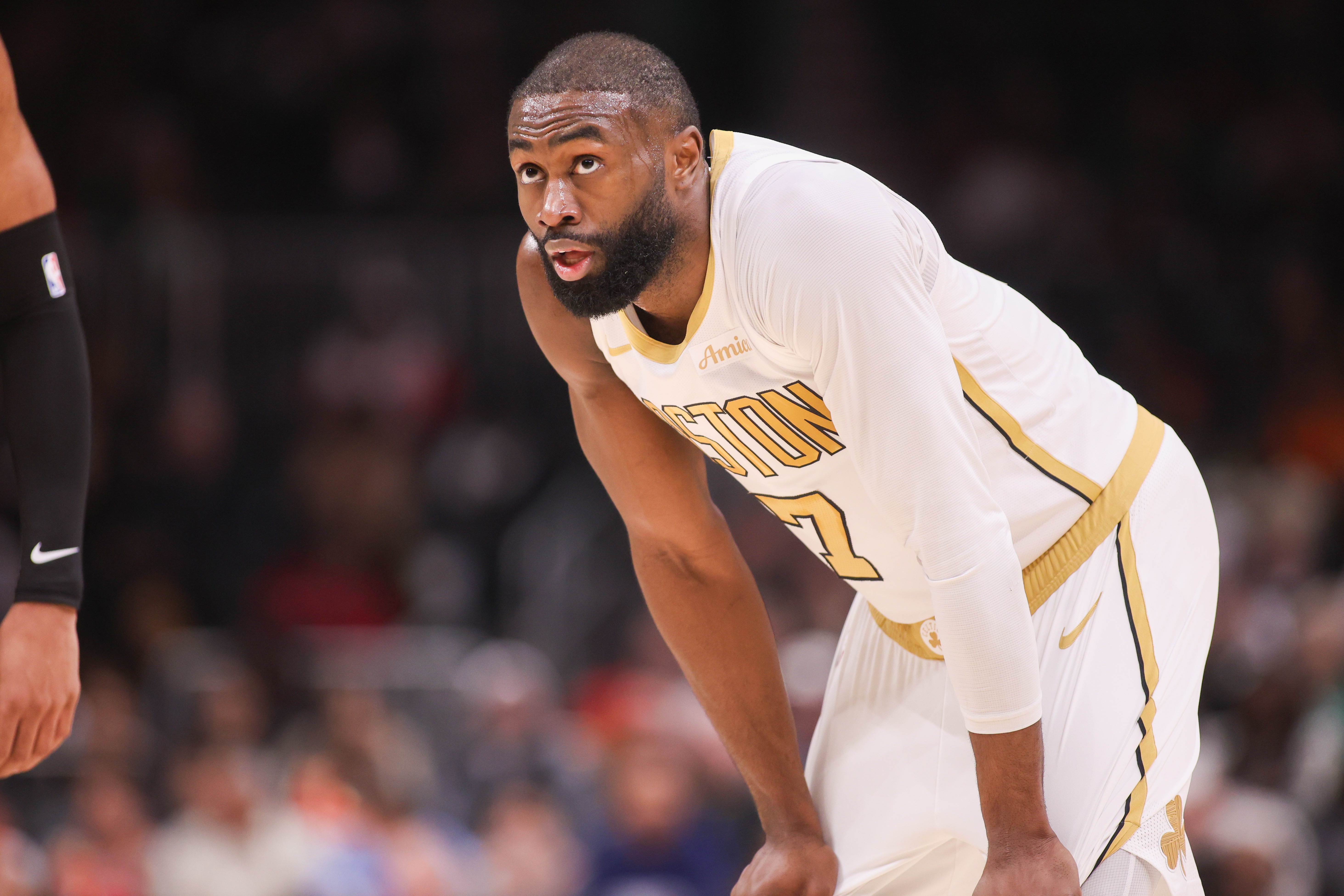 kaiyun-三双到手！杰伦·布朗27中9拿到27分10板12助 三分10中4