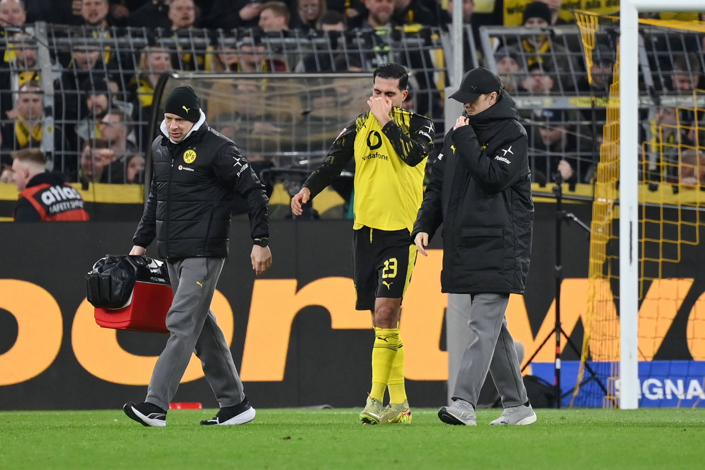 开云-遭遇重伤!埃姆雷·詹赛后长时间呆坐车内,队友纷纷拥抱安慰